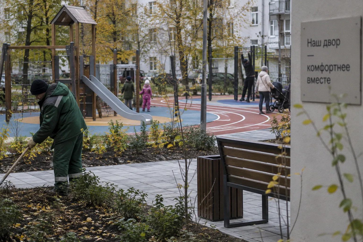 В центре Москвы завершают комплексное благоустройство дворов в Озерковском переулке и Красносельском районе