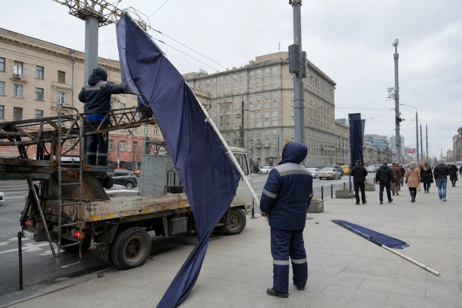 В Новосибирске начали демонтаж незаконных рекламных флагов на Красном проспекте